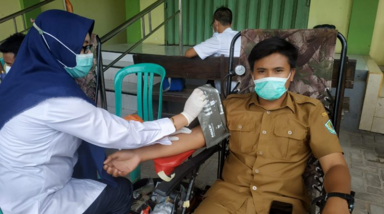Kegiatan Donor Darah oleh PMI Pamekasan di Puskesmas Waru