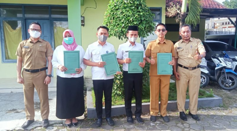 PEMBERIAN APRESIASI KARYAWAN/KARYAWATI UPT PUSKESMAS WARU