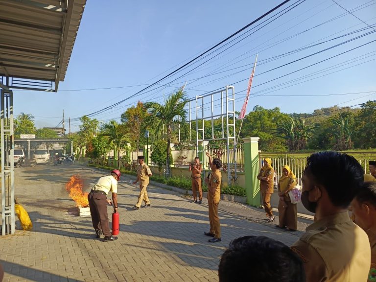 SOSIALISASI PENGGUNAAN APAR UPT PUSKESMAS WARU KABUPATEN PAMEKASAN
